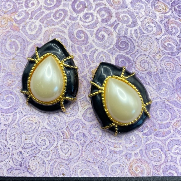 Vintage Clip-On Earrings Bundle of Three Pairs Gold Tone - Picture 7 of 9